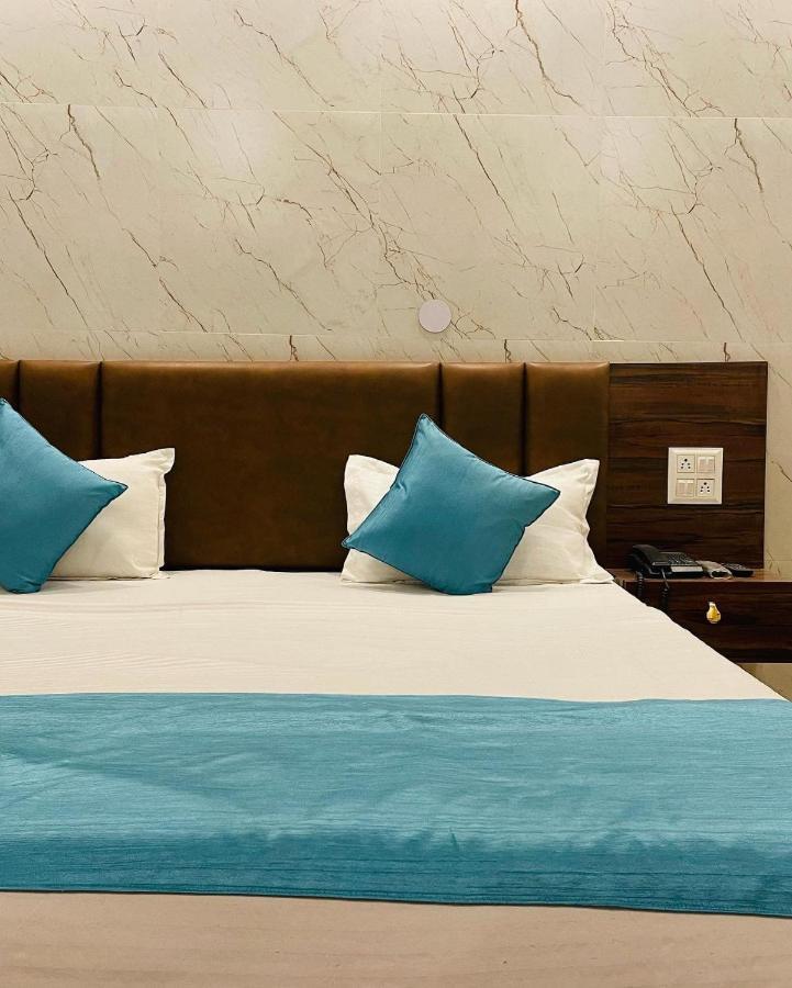 Hotel Dileep42 ลัคเนา ภายนอก รูปภาพ