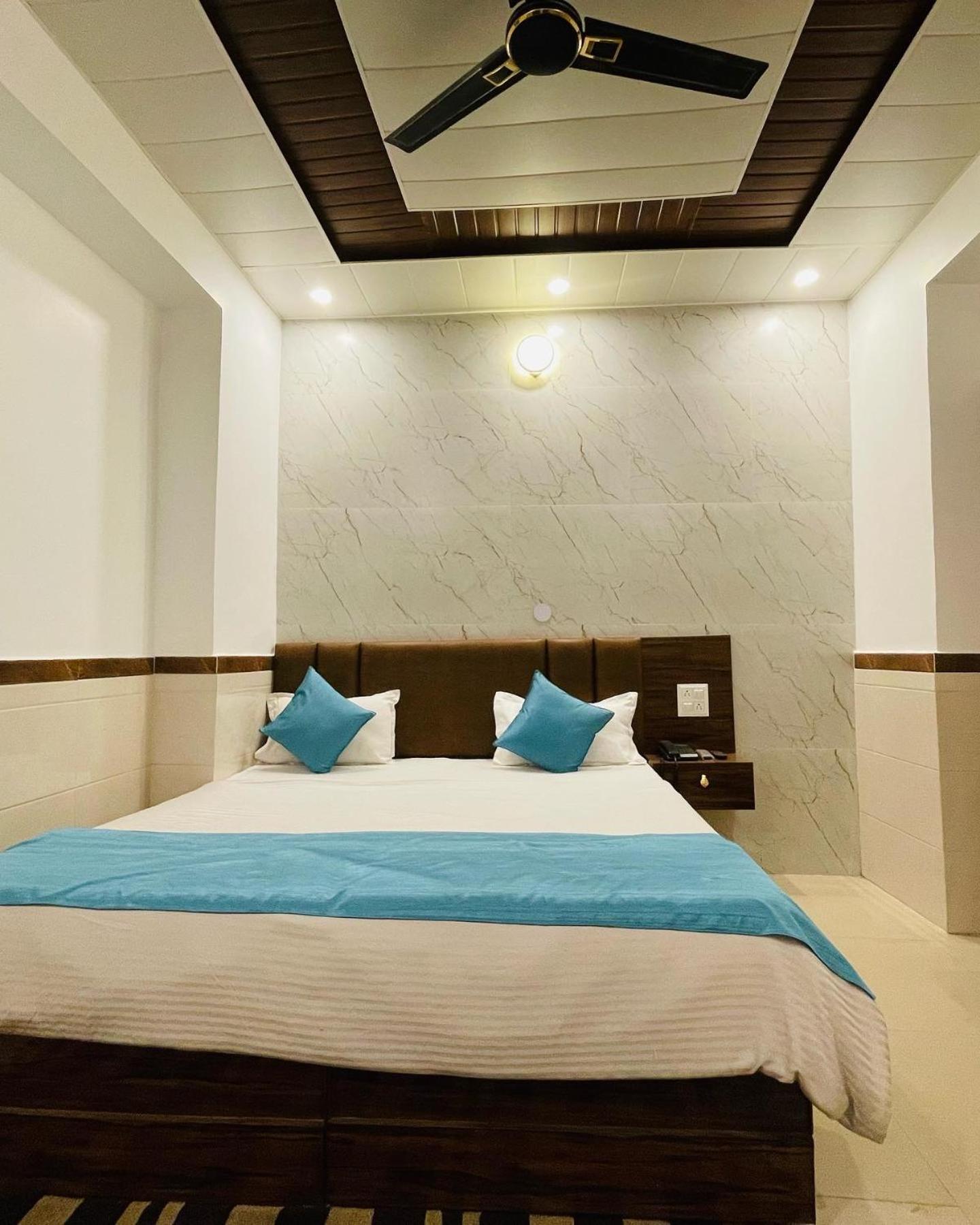 Hotel Dileep42 ลัคเนา ภายนอก รูปภาพ